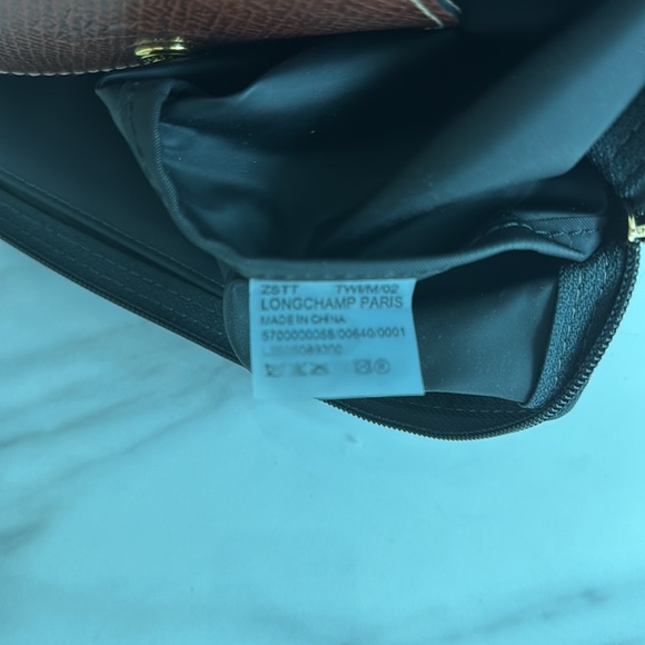 Longchamp new w/o tags. It’s either a dark gray or black. - Picture 8 of 13
